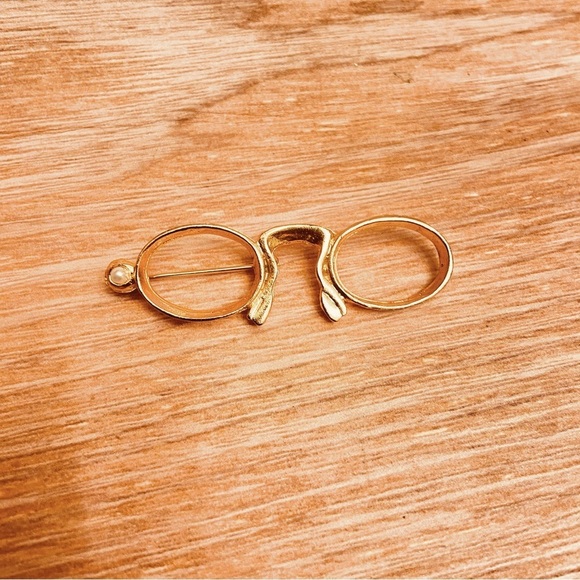 Brooches Jewelry - Beautiful Women Gold Eyeglasses Brooch Plush Eyeglasses Holder.